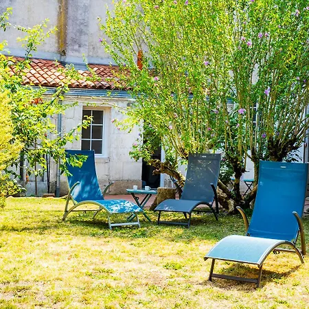 Grande Maison Bourgeoise Avec Jardin - Centre - Chic & Moderne - Ideal Famille & Amis בית הארחה Surgères